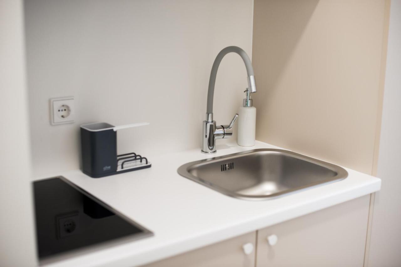 Studio Apartment In Laisves Aleja Kaunas Bagian luar foto