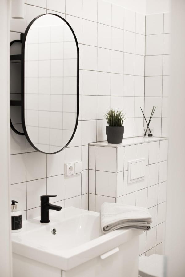 Studio Apartment In Laisves Aleja Kaunas Bagian luar foto